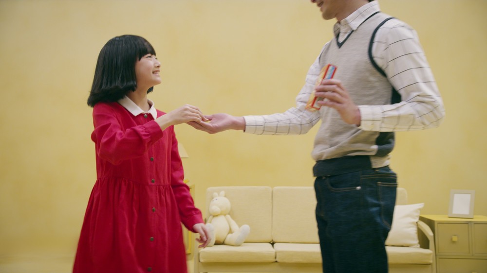 父親から「ビスコ」をもらう10代