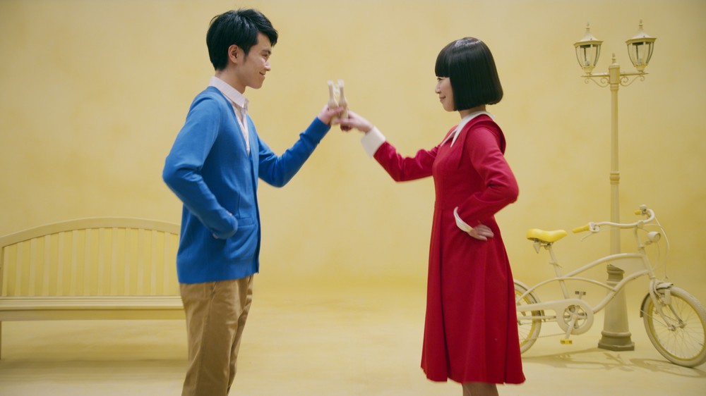 恋人とパピコを分け合う20代