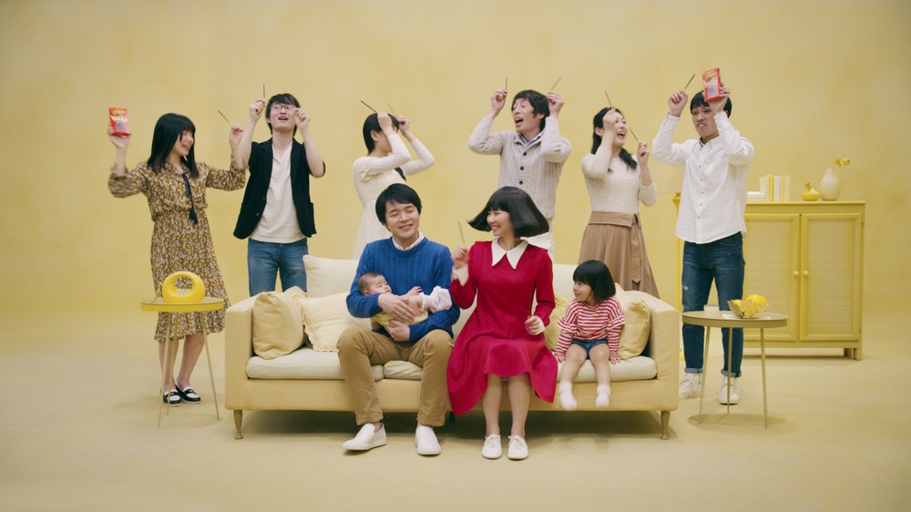 2児の母となり、ポッキーを片手に盛り上がる30代