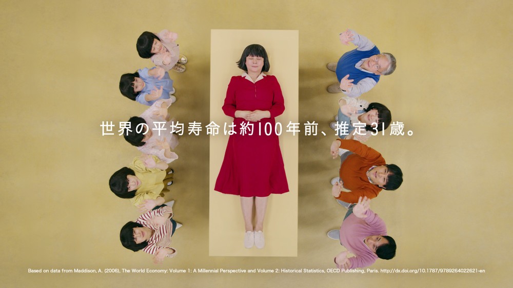 家族に見守られベッドに眠る70代