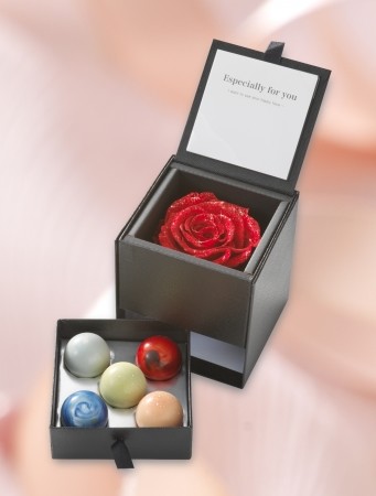 ダイヤ入りラメのバラが美しい　母の日限定「惑星ショコラBOX」