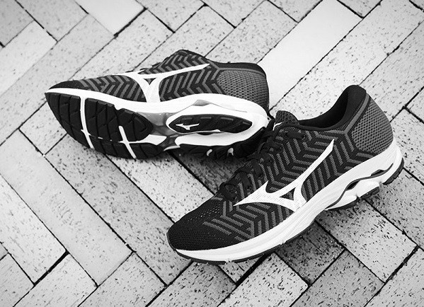 ニット素材の柔らかなフィット性とホールド性を両立したランニングシューズ「WAVEKNIT R1」