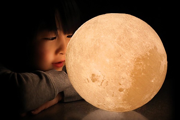 月の形を3Dプリンターで再現　寝室に置きたいLEDライト