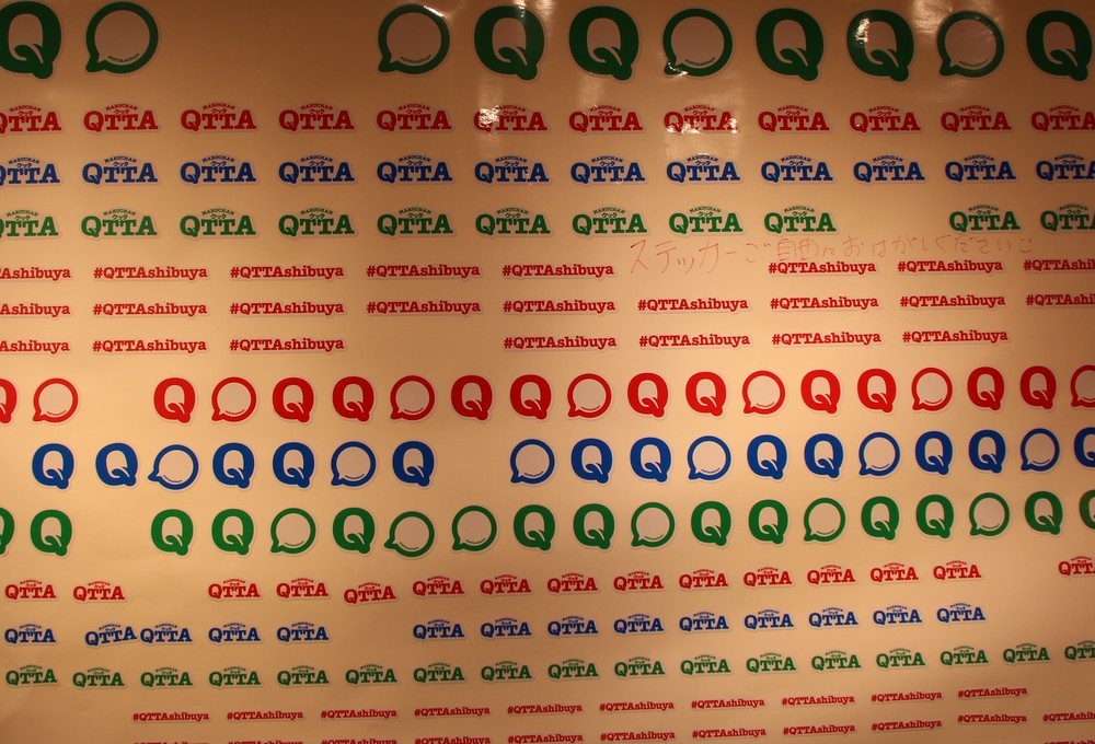 階はイートインスペースになっている。壁に貼られたステッカーは自由に持ち帰ってよい