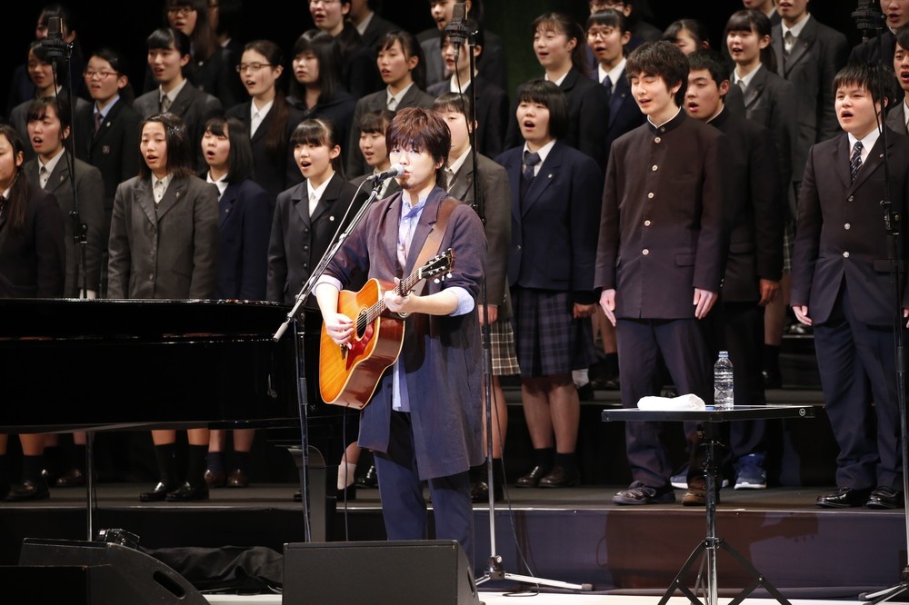 秦 基博が高校生と「ひまわりの約束」を合唱　仙台で「復興支援音楽祭」