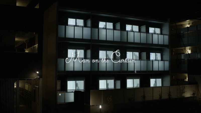 動く男性のシルエットを窓に投影　ひとり暮らし女性を守る心強い味方