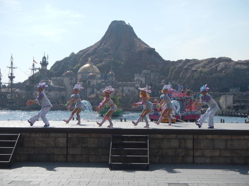 4つのファッションテーマでダンスを披露