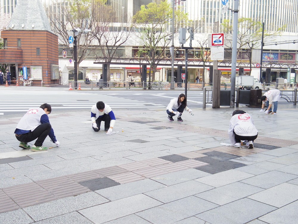 過去の「新人ガム取り研修」の様子
