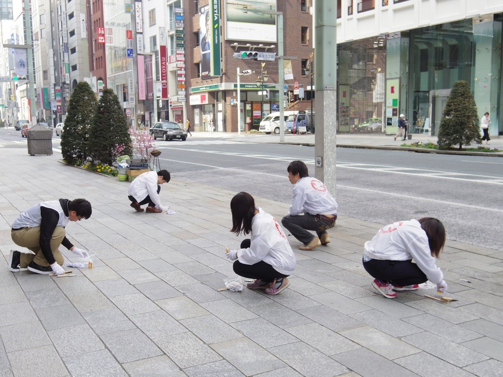過去の「新人ガム取り研修」の様子
