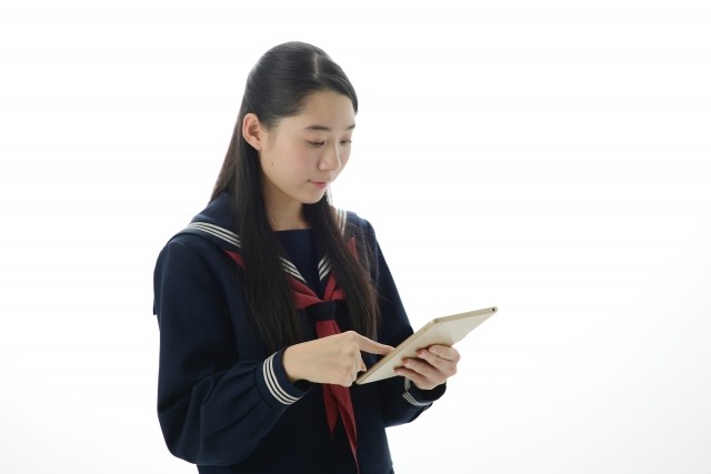 日本の高校生の5割「自分に価値なし」　海外と比べて低評価の背景に何が