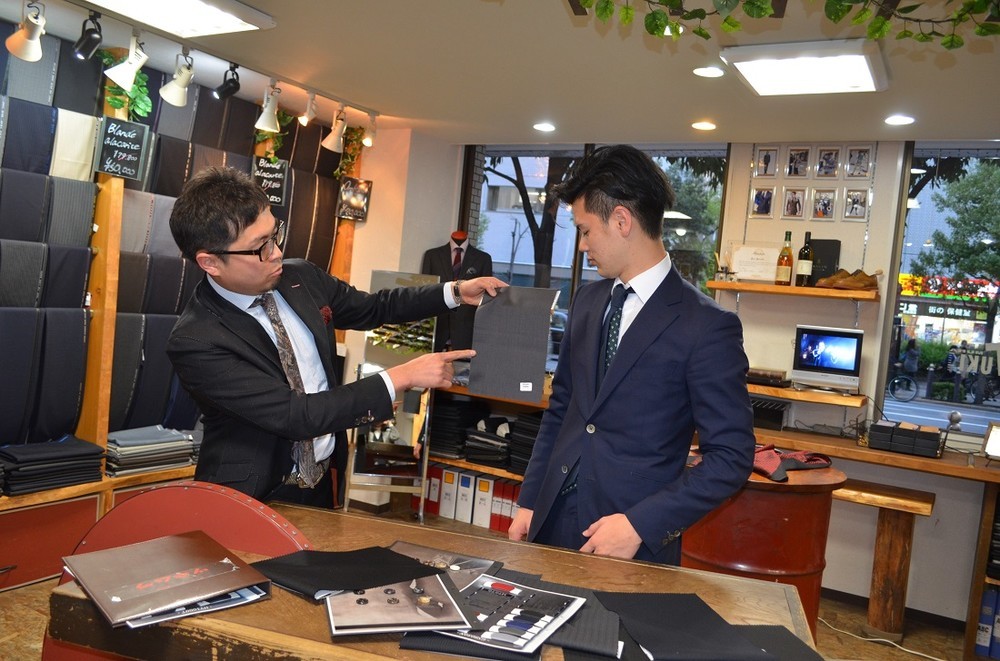 一緒に行けば部下のスーツがタダ！　上司よ、好感度をあげるチャンスだ