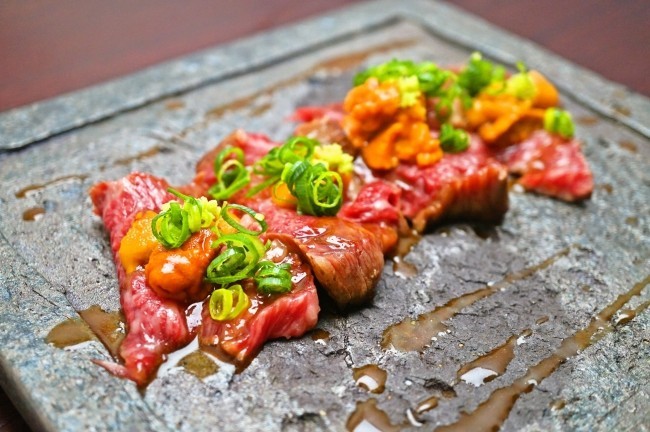 黒毛和牛イチボのたたき生うに包み