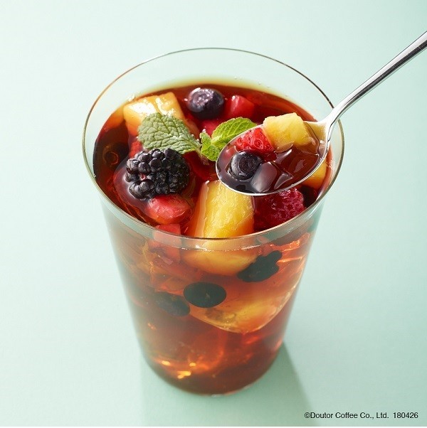 ゼリー、ベリー4種とパイナップル入り　食べるアイスティー