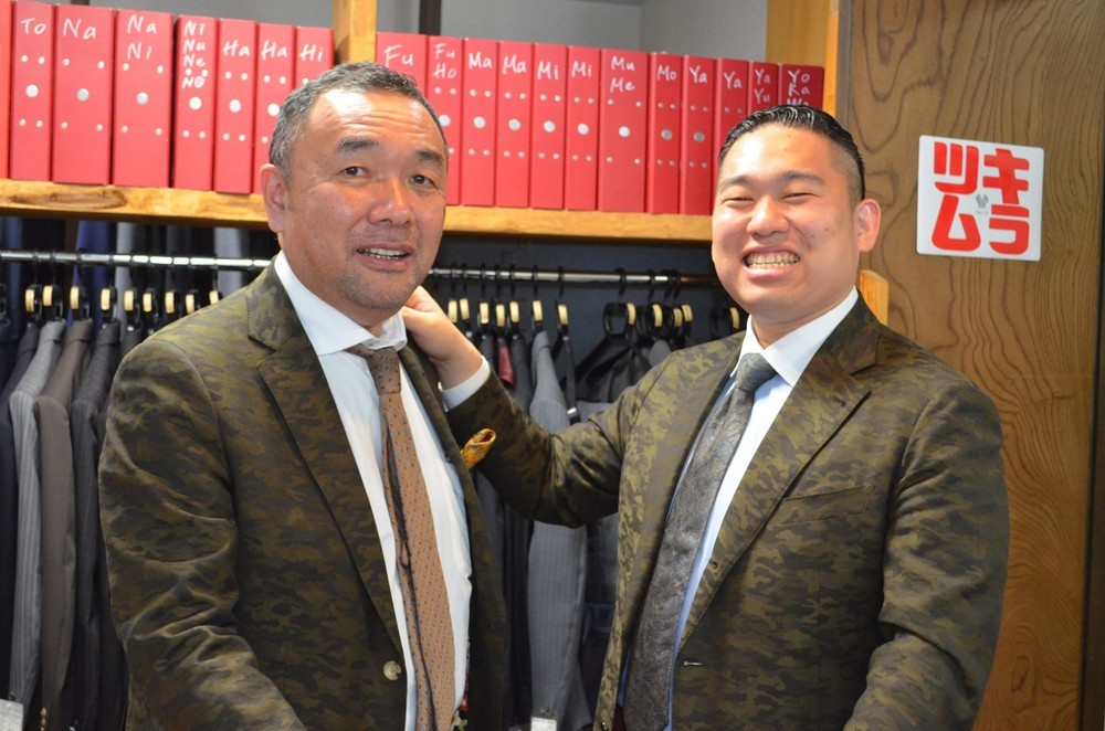 初任給でこんなプレゼントもアリ！？　親と一緒にスーツ注文で「親孝行割」