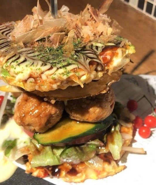 さすが大阪！お好み焼きにたこ焼き挟む　まるでタワーの「コナモンバーガー」