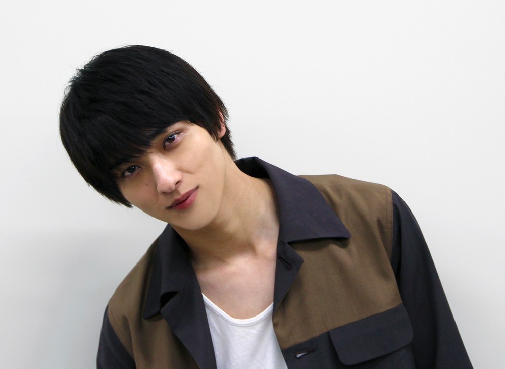 カメラを覗き込む横浜さん