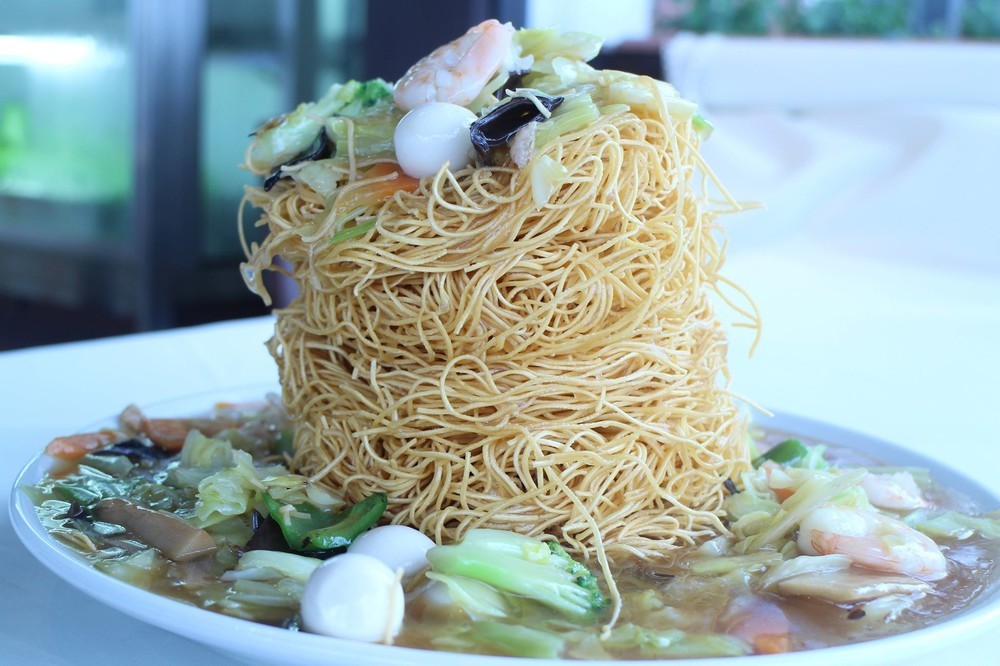 「ガチャめし」の西紀SAがやってくれた　レギュラーメニュー巨大化したメガ盛り料理