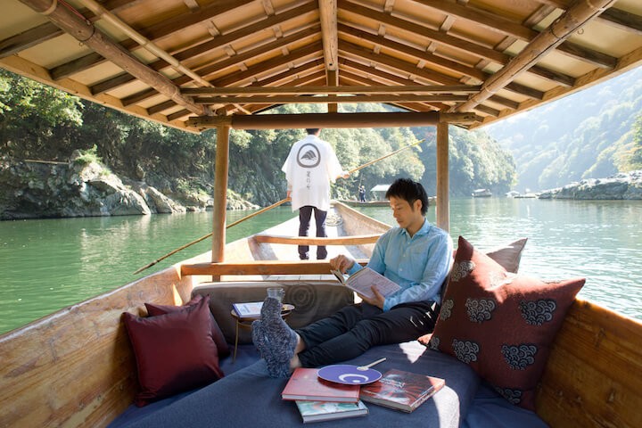 川風を感じる「昼寝舟」で夏の脱デジタル滞在　星のや京都