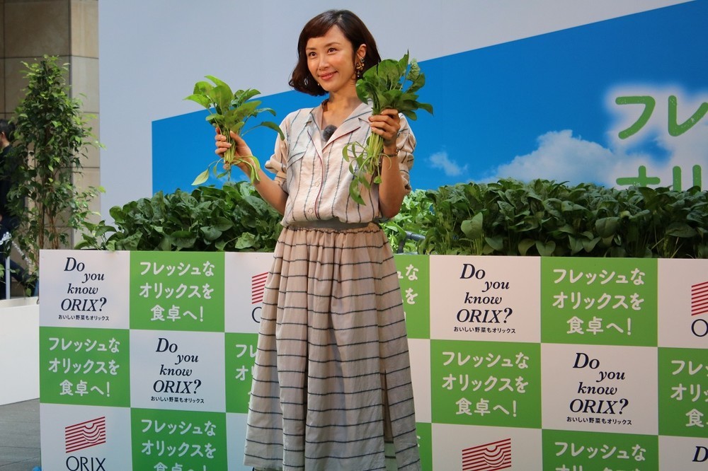 収穫した野菜を手にする山口さん