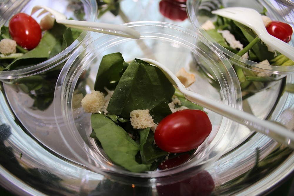 報道向けに配られた試食用サラダ