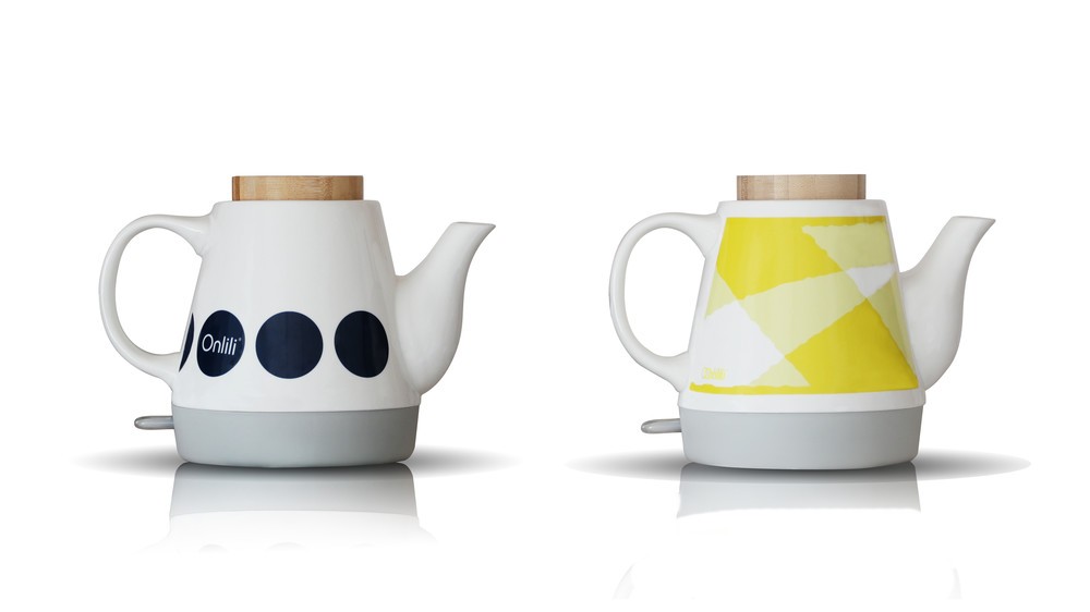 テーブルの食器と調和  温かみある陶器の電気ケトル