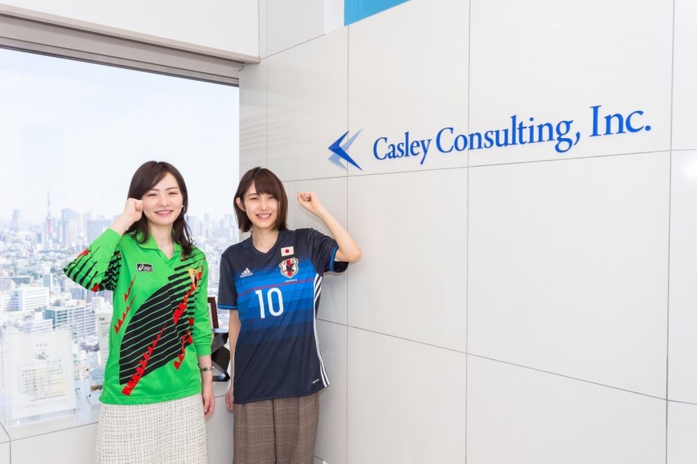 ユニホーム勤務が可能となる「キャスレーコンサルティング」　左の女性は松永成立さんのレプリカユニホームを着用している。