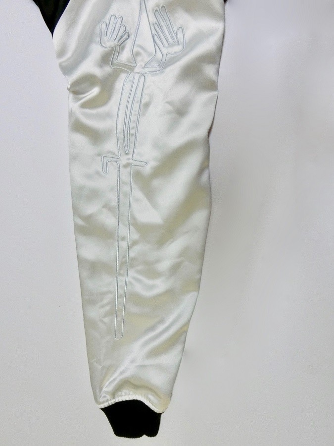 トカゲが配置された右袖(オーパーツブラック＆ホワイト)