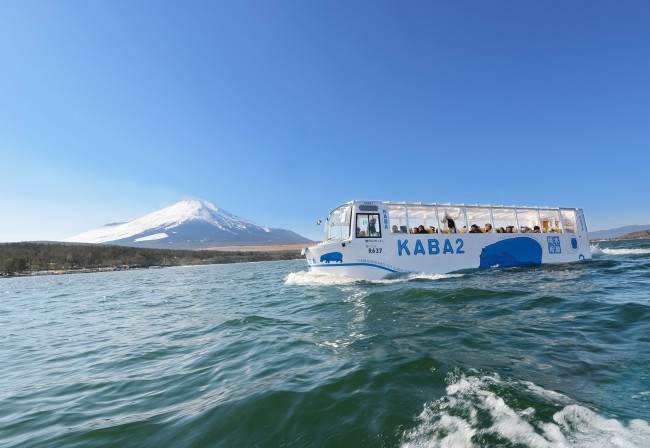 水陸両用バス「KABA」　ホテルエントランスからそのまま山中湖へ