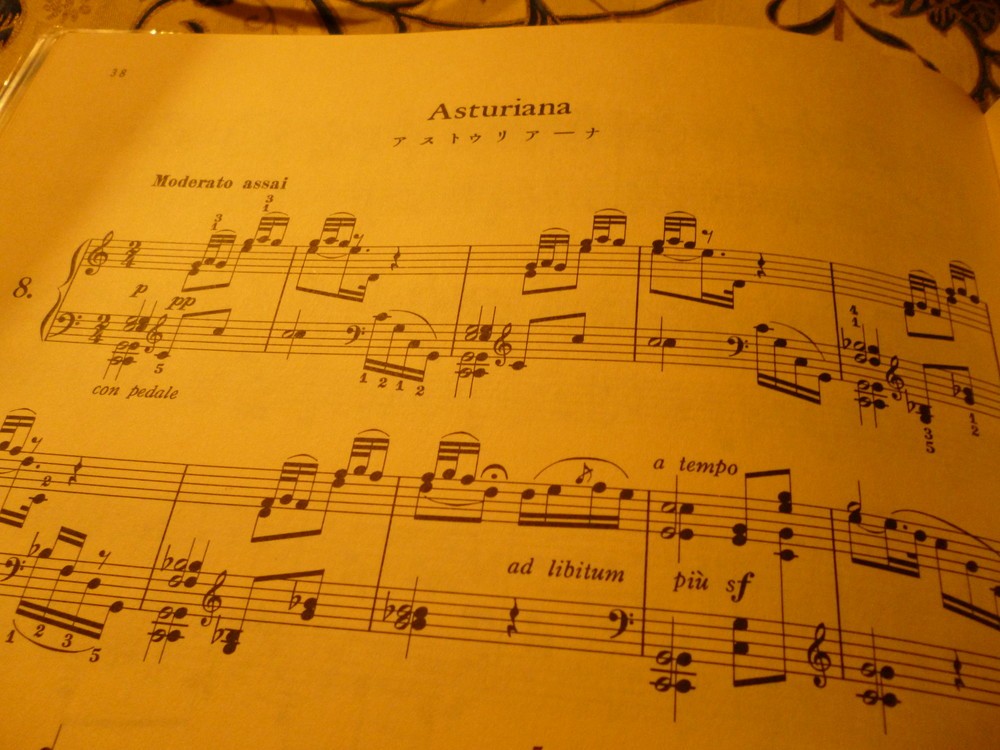 「スペイン舞曲集」の中の「アストゥリアーナ」のピアノオリジナル楽譜。この楽譜のように「サルダーナ」とは書かれていないものもある。
