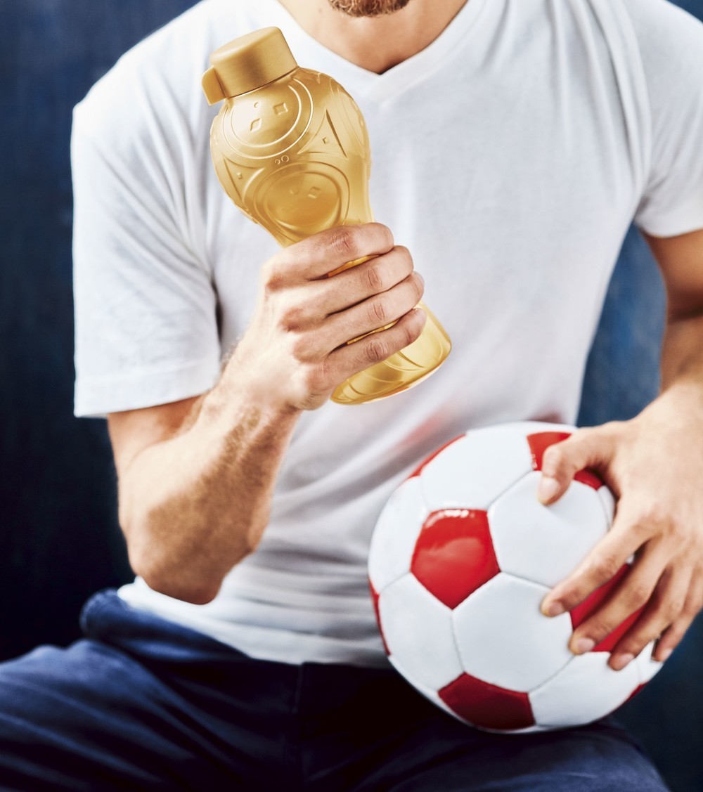 W杯トロフィーが「エコボトル」に　サッカーファン注目！数量限定で販売