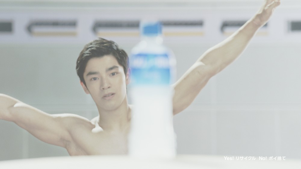 ボトルの横から顔を覗かせる白井選手（CMからのカット）