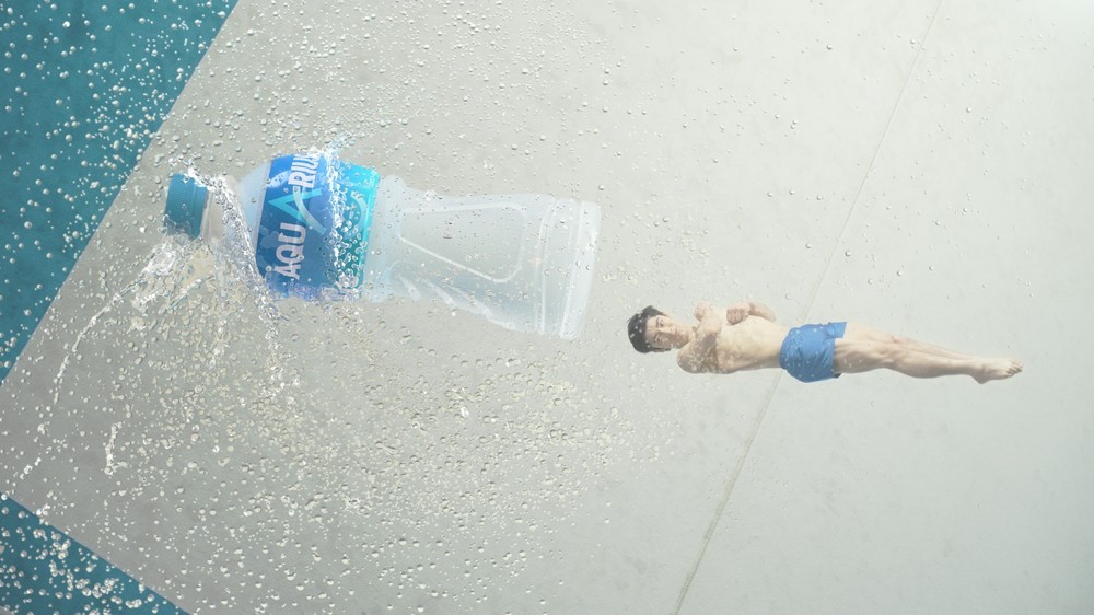 ボトルと一緒に宙返りをする白井選手（CMからのカット）
