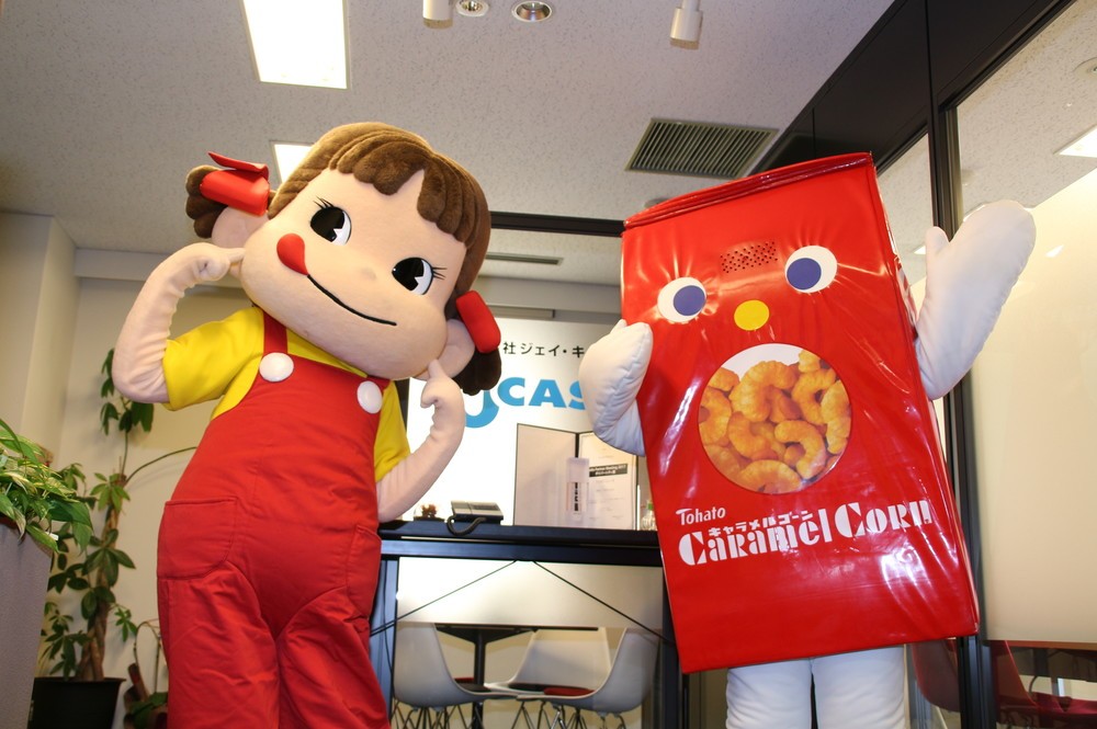 キャラメルコーンが「ママの味」に　東ハト&不二家コラボで若者のハートつかむ