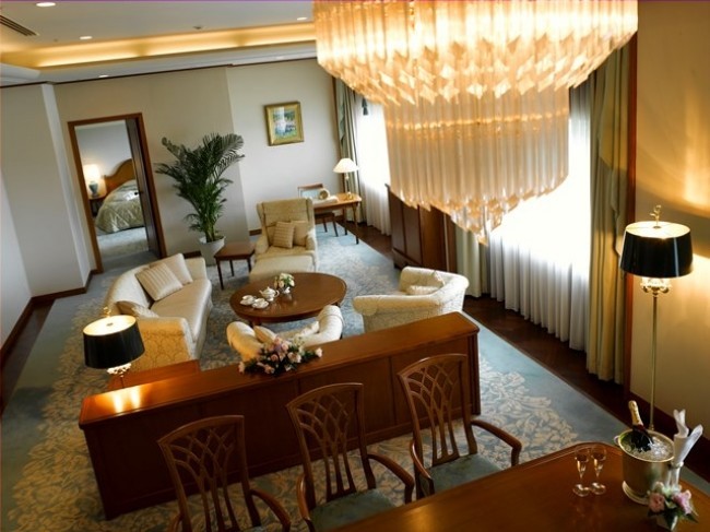 ロイヤススイートとディナーコースでおもてなし　ホテル日航成田