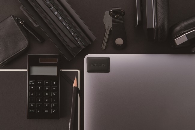 スマホに張れば「居場所」知らせてくれる　シール型忘れ物防止デバイス