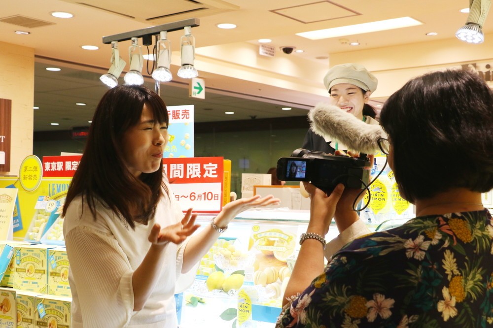 食レポ中のフリーアナウンサーの柳沼愛子さん
