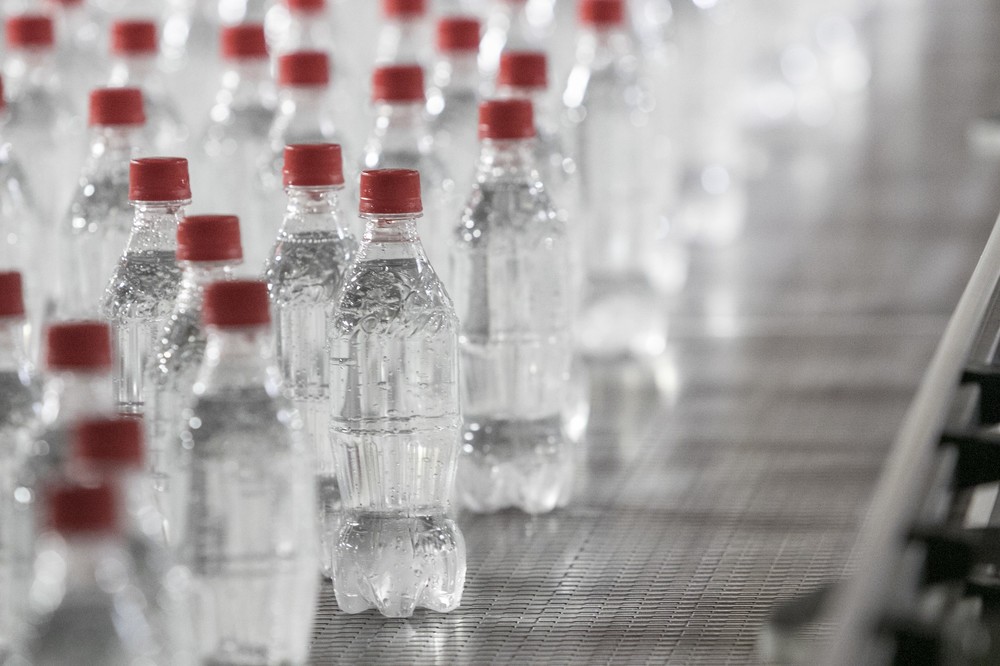 製造の様子。透明度がわかる