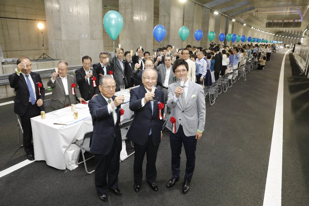 外環道・三郷南IC―高谷JCT開通を祝う　600人がトンネルで乾杯