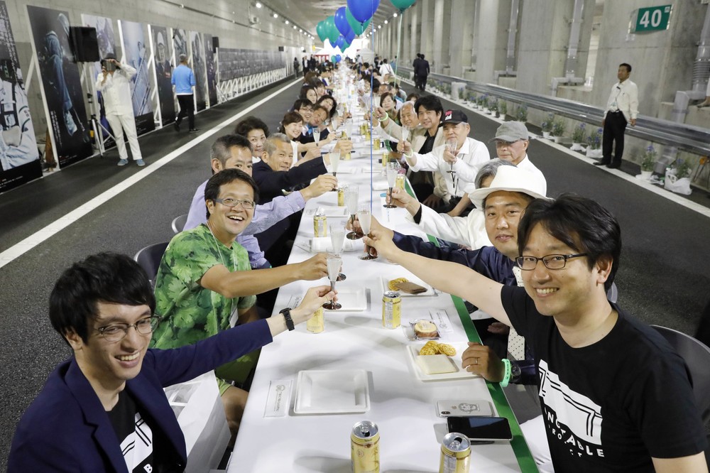 約200メートルのテーブルで食事を楽しんだ