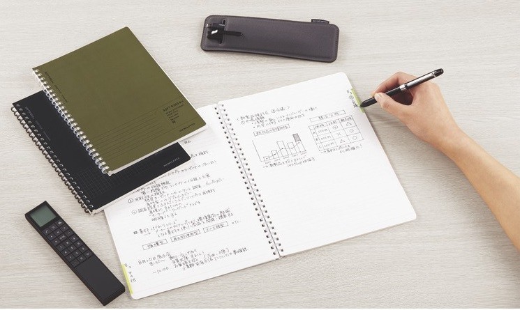 エッジタイトル欄付きで中身が探しやすい　ビジネスシーン向けノート