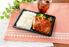 「ピリ辛ガーリックトマトソースのチキンカツ弁当～高リコピントマトソース使用～」498円（税込）
