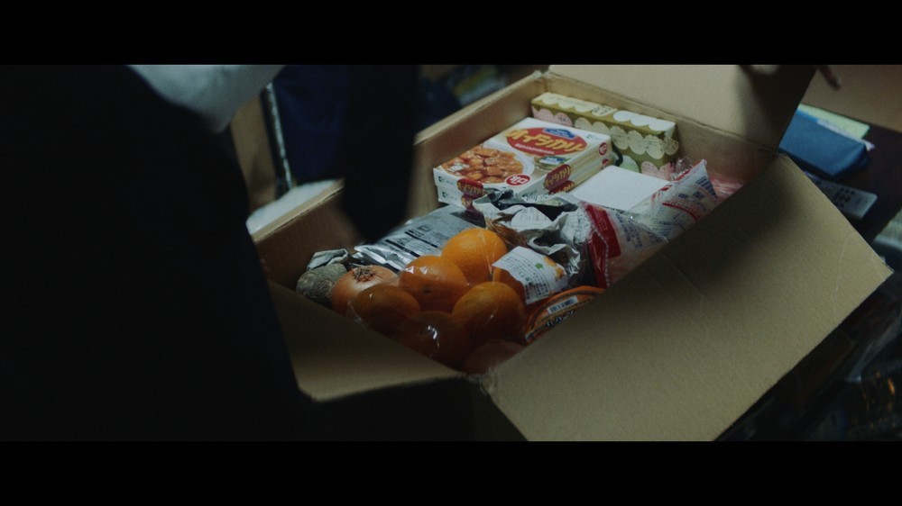 実家から仕送りが届き、ふと家族と過ごした時間を思い出す