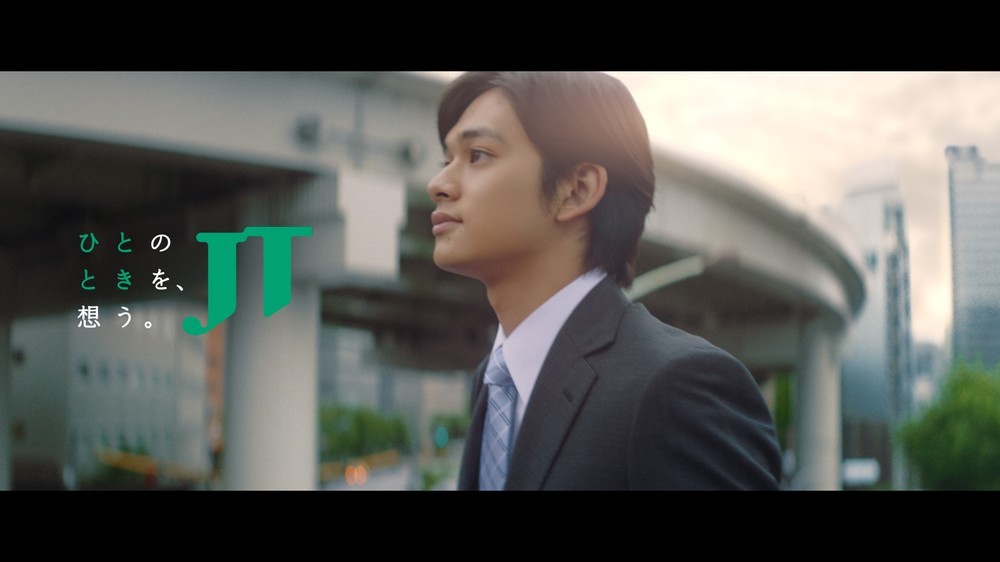 前向きな表情で仕事へ向かう主人公