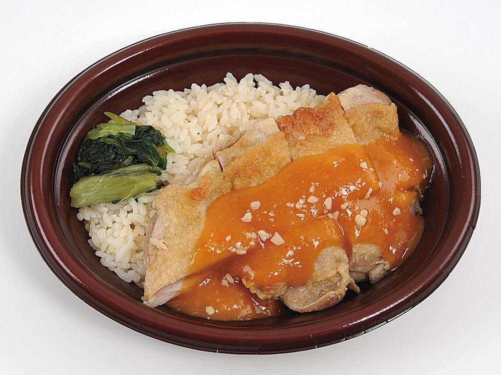 夏はエスニック弁当だ　「海南風チキンライス」「バターチキンカレー」