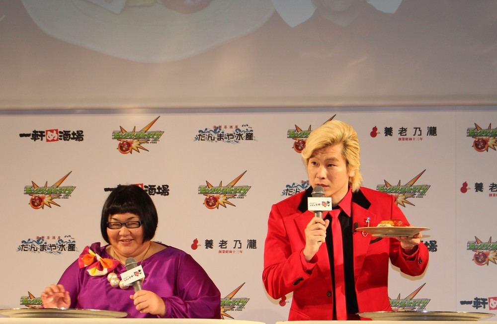 自身のプロデュースした「鶏照焼ハンバーグオムライス」を熱くプレゼンするカズレーザーさん