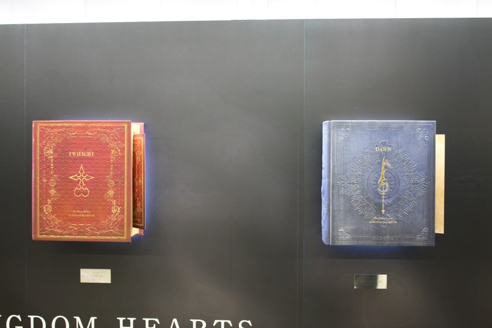 大きな絵本からリーフレットを抜き出すことができる