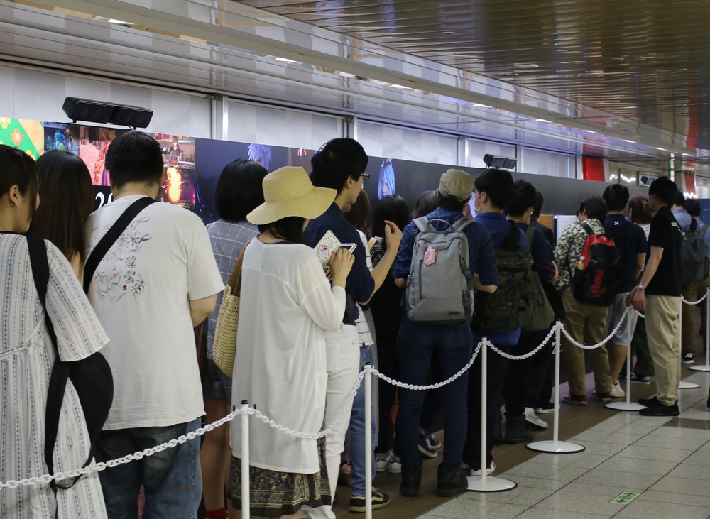 混雑のため、一部の人のみが絵本からリーフレットをもらえた