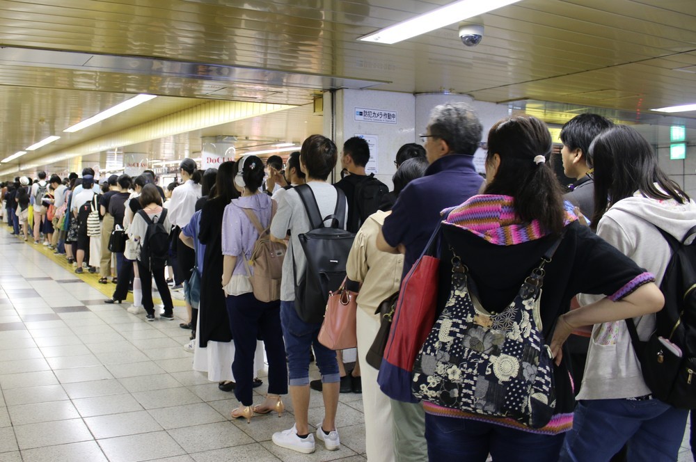 通路には軽く100人を超える行列ができていた