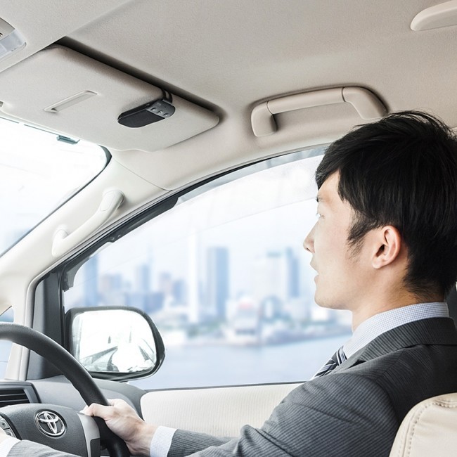 サンバイザーに挟むだけ