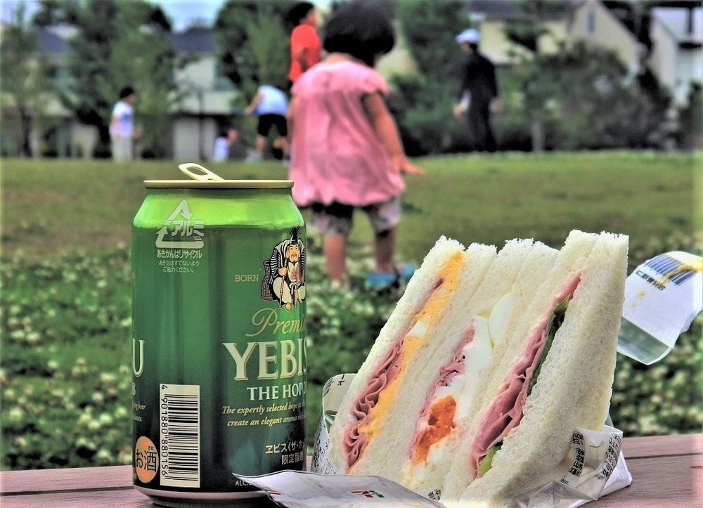 「外酒」の誘惑　大竹聡さんがベンチでの一杯を愛する理由